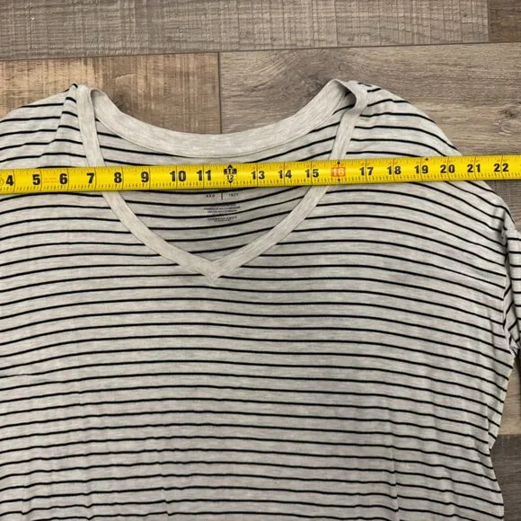 American Eagle Black & White Striped Women's Long Sleeve Tee - Picture 3 of 4